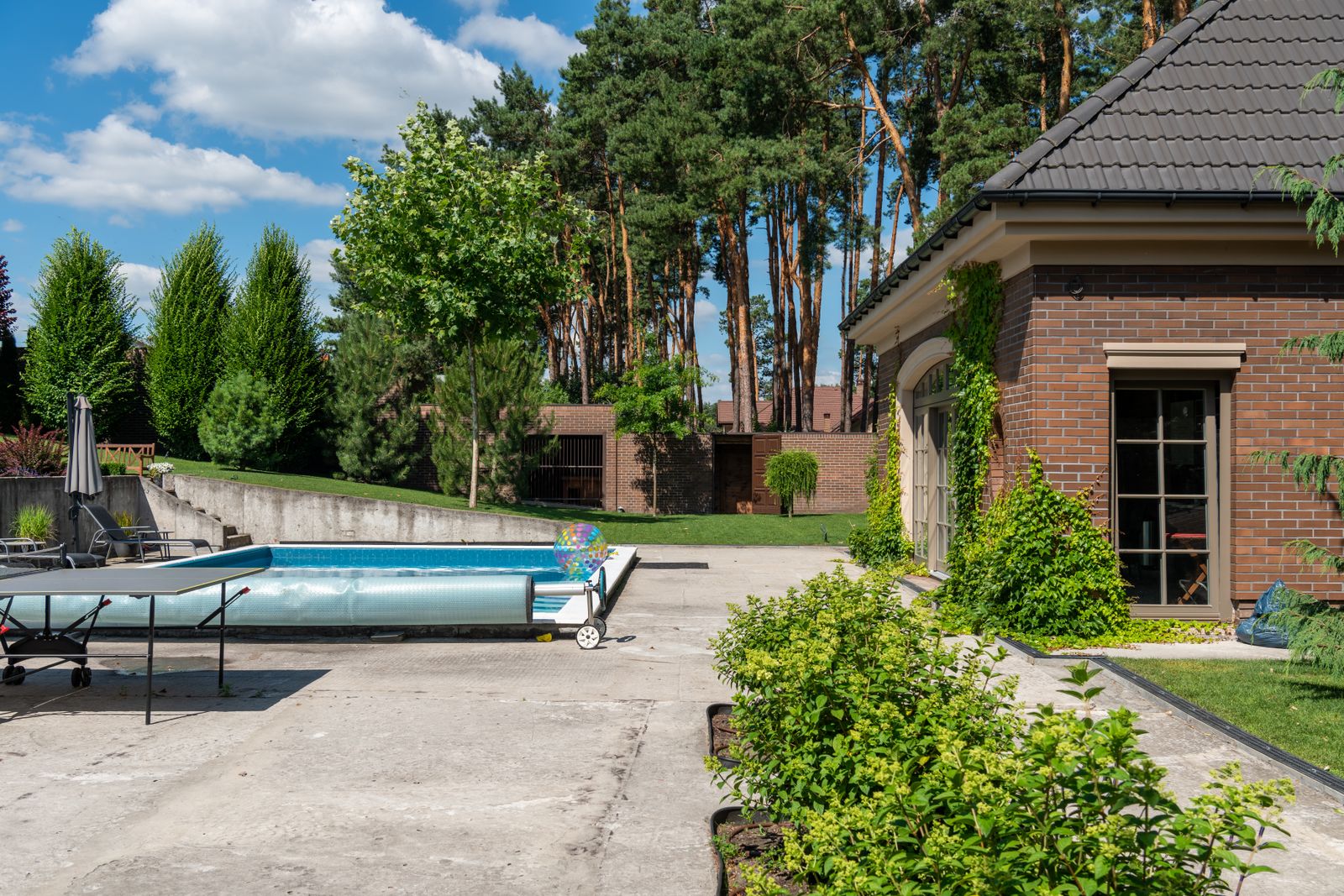 Family Resort-Style Pool – [City]